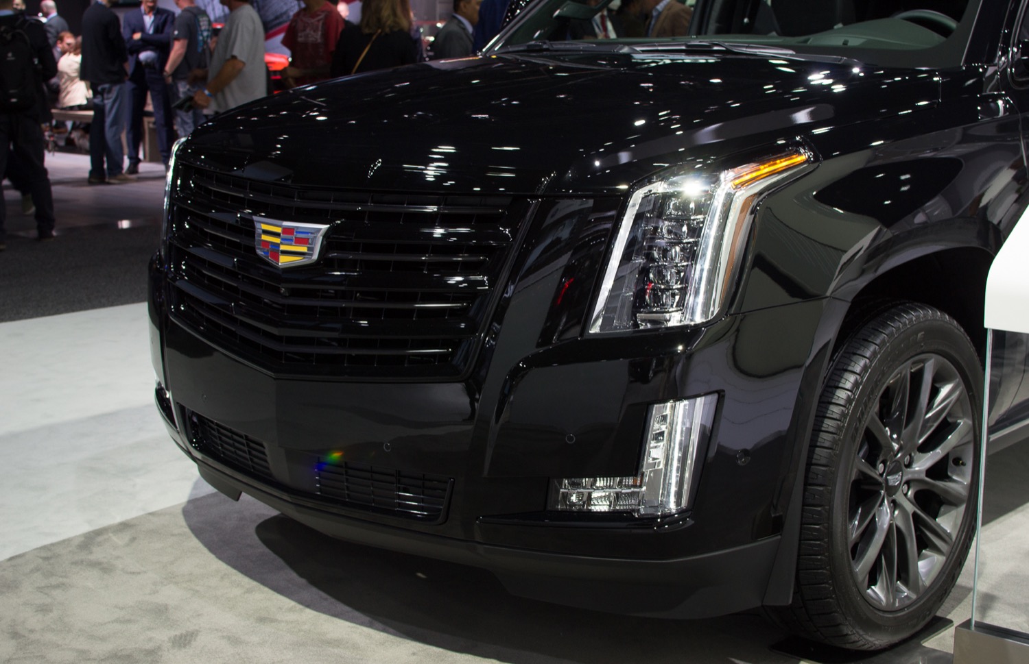 2019 Cadillac Escalade Sport Brings Aggressive Black-Accent Look