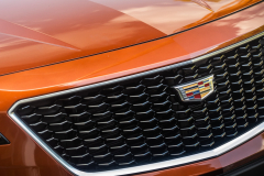 2019-Cadillac-XT4-Sport-Media-Drive-Mexico-Exterior-015-grille-with-Cadillac-logo