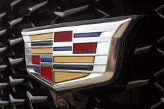 Cadillac-logo-on-grille-of-2019-Cadillac-XT4-Sport-Exterior-in-Stellar-Black-Metallic-at-Cadillac-Event-006