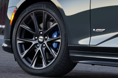 2022-Cadillac-CT4-V-First-Drive-Exterior-027-front-wheel-blue-V-brake-caliper