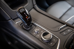 2020-Cadillac-XT5-Sport-Media-Drive-Mexico-Interior-004-digital-shifter-and-rotary-infotainment-controls