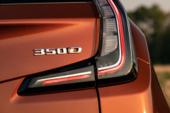 2021-Cadillac-XT4-Sport-Europe-Exterior-032-350D-badge-logo