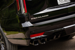 2023-Cadillac-Escalade-V-ESV-Mexico-Media-Drive-Exterior-005-Escalade-logo-badge-on-liftgate-exhaust