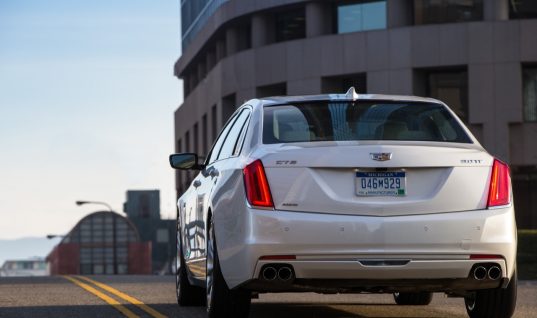 Cadillac CT6 Front Armrest Opens Both Ways: Feature Spotlight