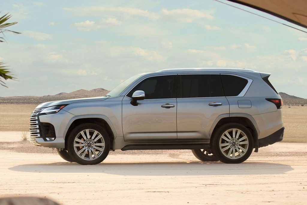 Side view of the 2025 Lexus LX 600.